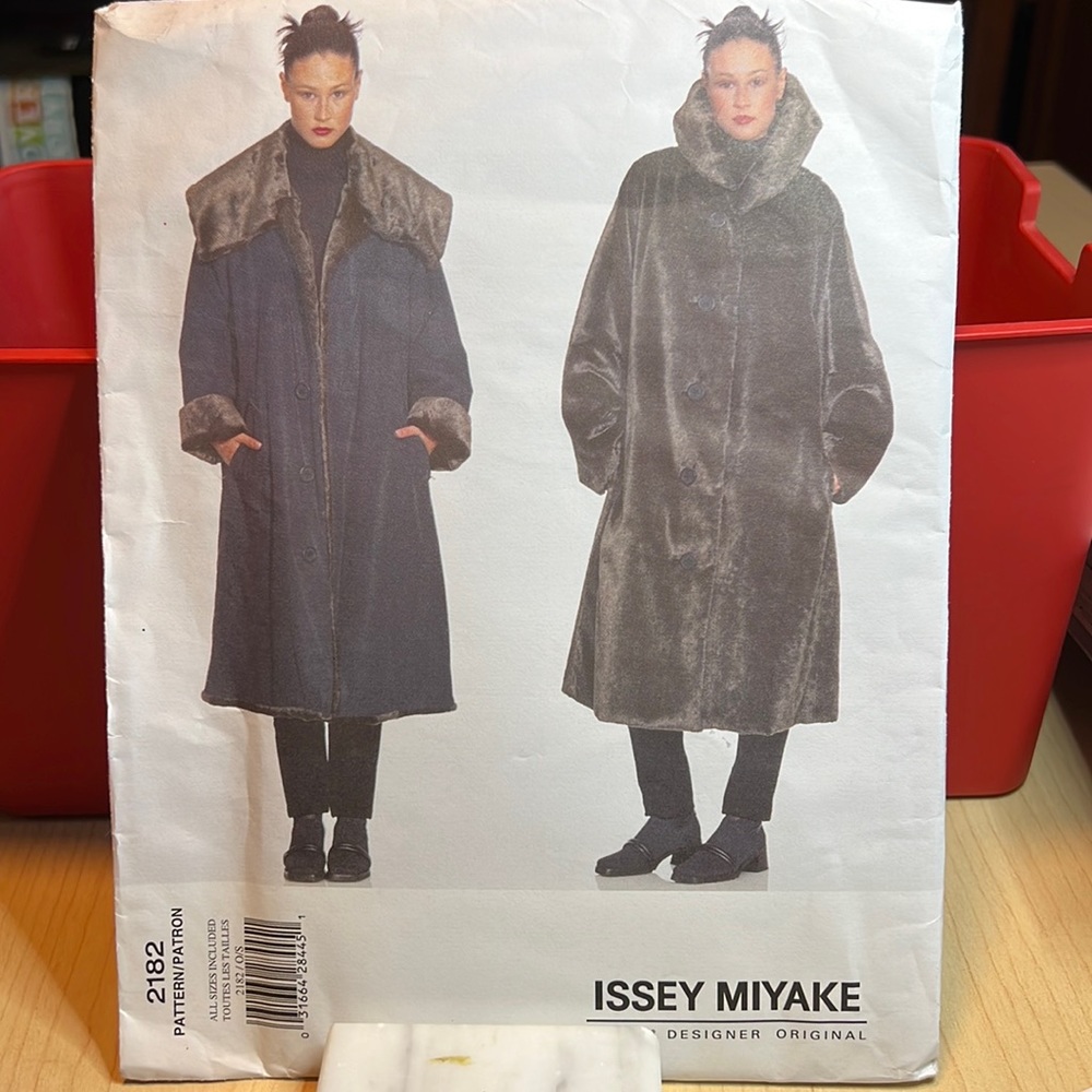 RARE Vogue 2182 ISSEY MIYAKE reversible loose fitting coat uncut factory fold
